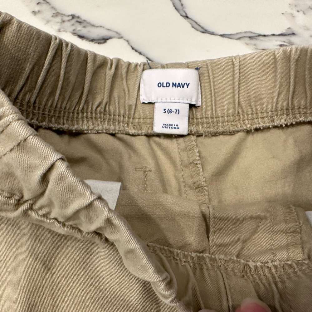 Old Navy pull on khaki shorts - Picture 2 of 3